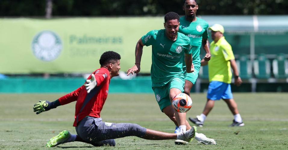 Vitor Roque em ação durante treinamento do Palmeiras antes da semifinal do Paulistão