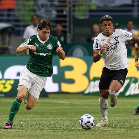 Agustín Giay, do Palmeiras, em ação contra o Botafogo na estreia do Brasileirão 2025 Agustín Giay, do Palmeiras, em ação contra o Botafogo na estreia do Brasileirão 2025