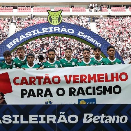 Campanha "Cartão Vermelho para o Racismo" durante o jogo entre Palmeiras e Vasco Campanha "Cartão Vermelho para o Racismo" durante o jogo entre Palmeiras e Vasco