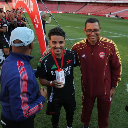 Ronaldo Henrique foi escolhido como craque da final da Copa OMO Varzenal por Gilberto Silva e Ian Wright Ronaldo Henrique foi escolhido como craque da final da Copa OMO Varzenal por Gilberto Silva e Ian Wright