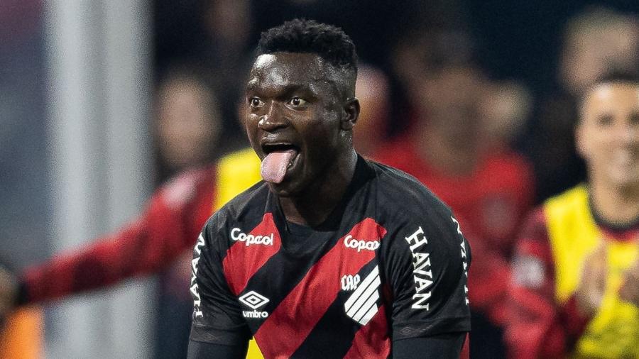 Viveros comemora gol marcado pelo Athletico contra o Internacional pelo Brasileirão