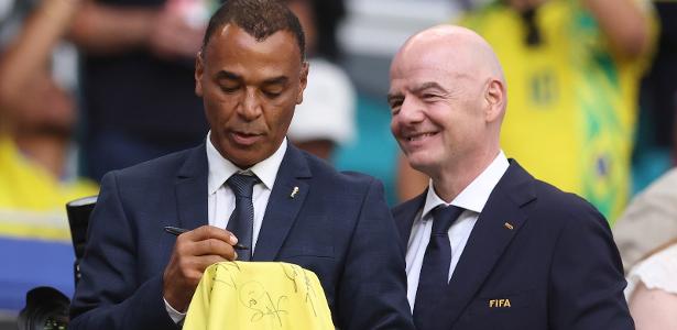 Cafu e Roberto Carlos defendem presidente da Fifa em meio à polêmica