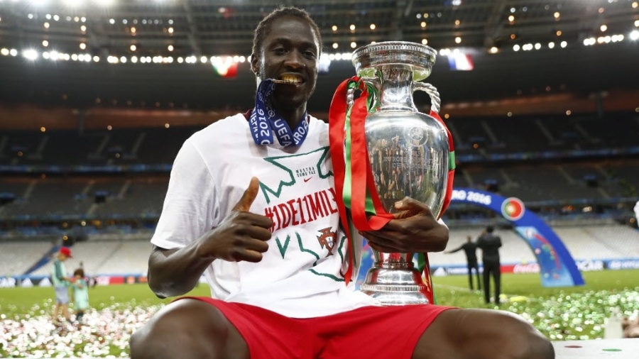 Éder com a taça da Eurocopa  - Kai Pfaffenbach Livepic/Reuters