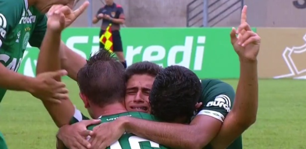 O garoto Guilherme Pessoa saiu do banco, fez gol de falta e chorou de joelhos  - Reprodução