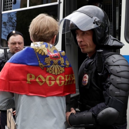 Policial russo em ação; ESPN entendeu que Rússia demandaria escolta durante a Copa - MAXIM ZMEYEV / AFP