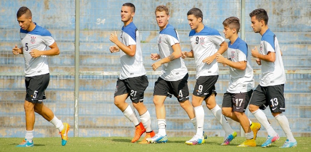 Marcinho (número 9) em ação pela base do Corinthians: virou destaque tricolor - Rodrigo Coca/Agência Corinthians