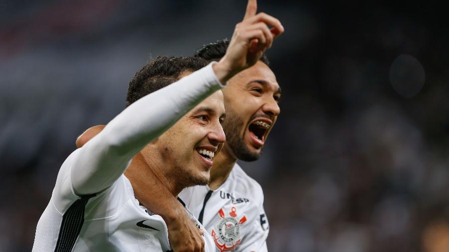 Rodriguinho comemora gol do Corinthians contra o Sport na temporada 2017 - Marcello Zambrana/AGIF