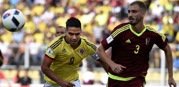 Falcao tenta se livrar da marcação de Mike Villanueva durante a partida entre Colômbia e Venezuela - AFP PHOTO / JUAN BARRETO - AFP PHOTO / JUAN BARRETO