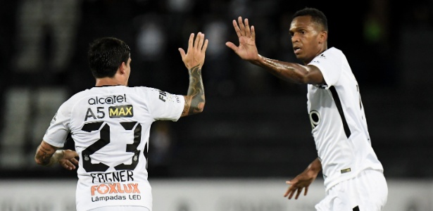 Jô comemora com Fagner após marcar pelo Corinthians contra o Botafogo - Thiago Ribeiro/AGIF
