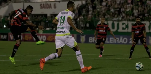David, atacante do Vitória, tenta a finalização na partida contra a Chapecoense, na Arena Condá - Liamara Polli/AGIF - Liamara Polli/AGIF