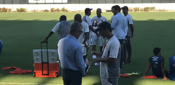 Campello conversa com técnico Zé Ricardo à beira de campo - Bruno Braz / UOL Esporte - Bruno Braz / UOL Esporte