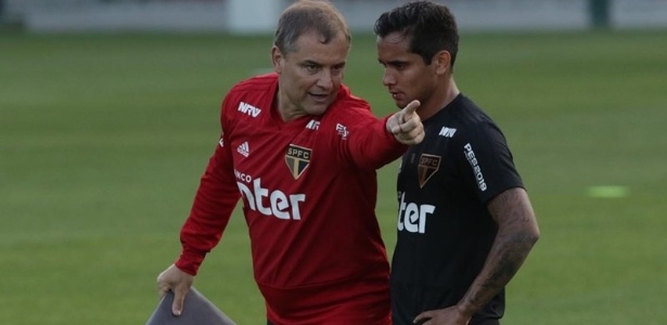 Aguirre passa instrução para Everton Felipe durante treinamento do São Paulo, no CT da Barra Funda - Rubens Chiri / saopaulofc.net