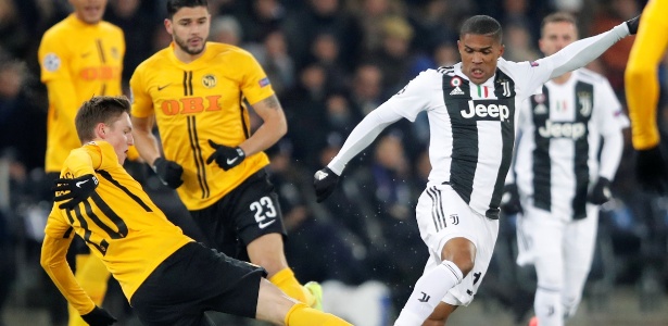 Douglas Costa em ação pela Juventus durante jogo contra o Young Boys - Arnd Wiegmann/Reuters