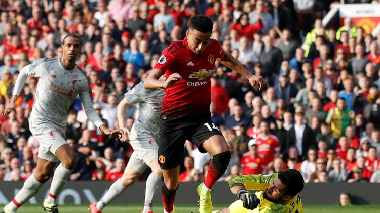 Lingard sente após choque com Alisson - REUTERS/Phil Noble - REUTERS/Phil Noble
