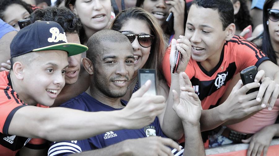 Lutador José Aldo é torcedor do Flamengo fanático e antecipou o treino para ver o jogo contra o Peñarol pela Libertadores - Daniel Ramalho/AGIF