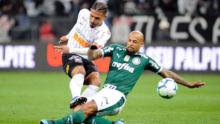 Felipe Melo desvia o chute de Júnior Urso na partida Corinthians x Palmeiras pelo Campeonato Brasileiro 2019 - Alan Morici/AGIF