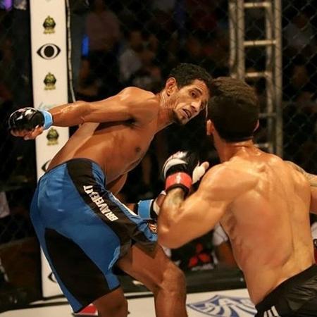 Rildeci Escorpião desfere chute em Filipe Esteves - Divulgação/Brazil MMA