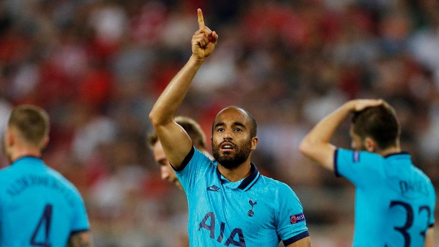 Lucas Moura comemora gol do Tottenham sobre o Olympiacos na Champions  - Reuters/John Sibley