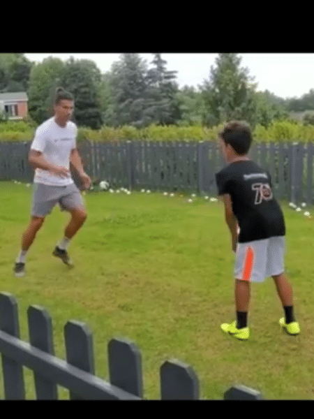 Cristiano Ronaldo treina como filho na Itália - Reprodução/Instagram