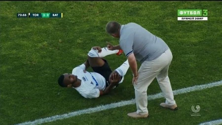 Brasileiro Lipe Veloso leva bronca do técnico Yuri Puntus em jogo entre Torpedo Zhodino e Bate Borisov - Reprodução/Instagram