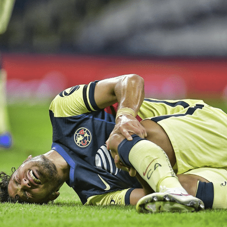 O zagueiro Bruno Valdez sofre lesão em jogo do Campeonato Mexicano - Reprodução/Twitter/@tudnmex