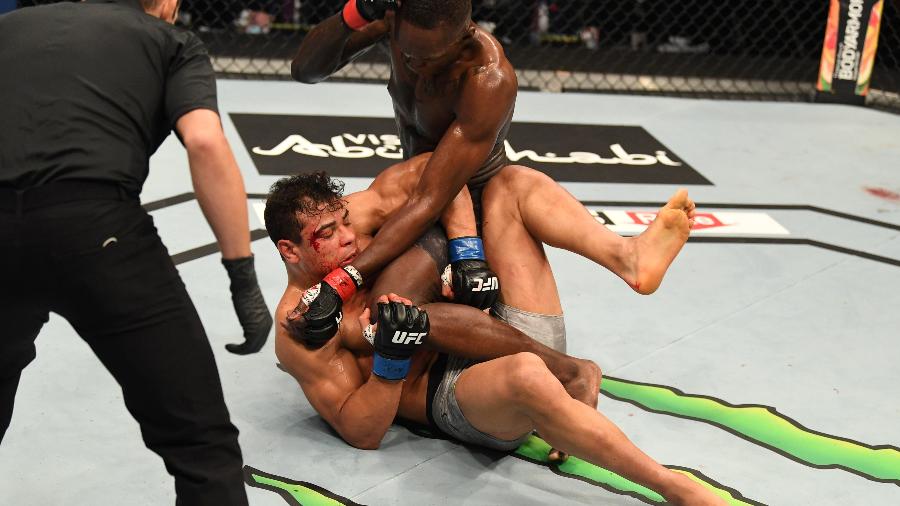 Paulo Borrachinha sofreu com os golpes de Israel Adesanya em sua última luta no UFC - Josh Hedges/Zuffa LLC