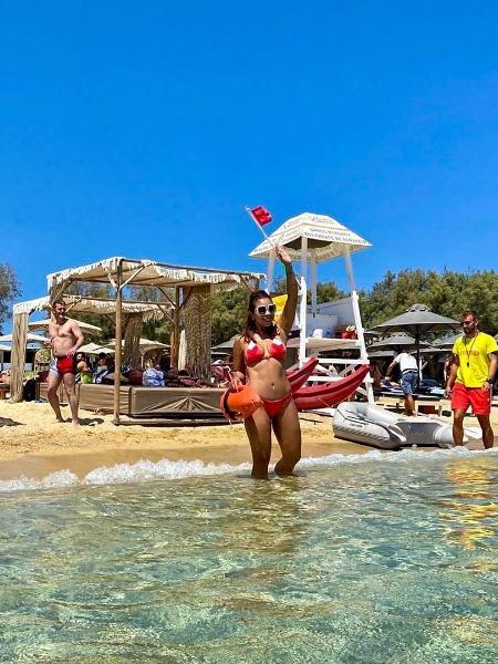 Belle Silva, esposa de Thiago Silva, posa de biquíni na praia de Míconos, na Grécia - Reprodução / Instagram