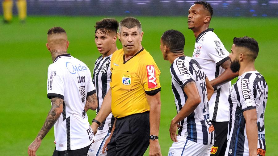 Árbitro Marcelo de Lima Henrique é cercado por jogadores de Corinthians e Santos - Marcello Zambrana/AGIF