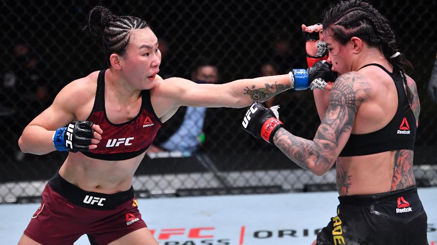 Claudia Gadelha foi derrotada por Yan Xiaonan  - Jeff Bottari/Zuffa LLC/Getty Images