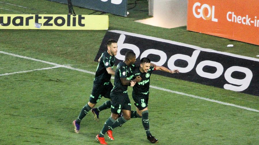 Jogadores do Palmeiras comemoram gol de William em jogo contra o Santos, no Brasileirão - Fernanda Luz/AGIF