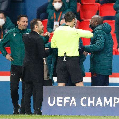 Demba Ba (à direita) acusa de racismo Sebastien Coltescu (à esquerda), quarto árbitro da partida entre PSG e Istanbul Basaksehir  - REUTERS/Charles Platiau