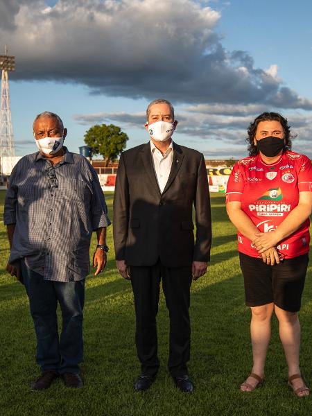 Caboclo posa ao lado do presidente da Federação do Piauí, Robert Brown, e da prefeita de Piripiri, Jove Oliveira - CBF