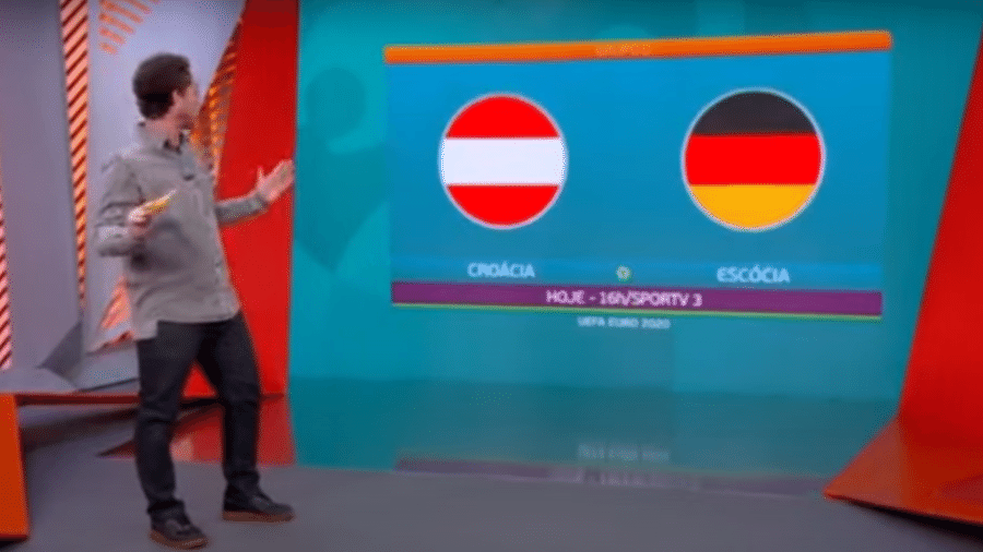 Felipe Andreoli olha para telão do Globo Esporte com bandeiras erradas - Reprodução/Globo