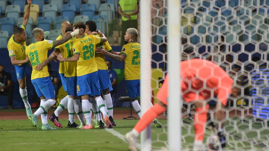 Jogadores do Brasil celebram gol sobre o Equador, na Copa América, enquanto goleiro busca bola no fundo da rede - ANDRÉ COSTA/UAI FOTO/ESTADÃO CONTEÚDO