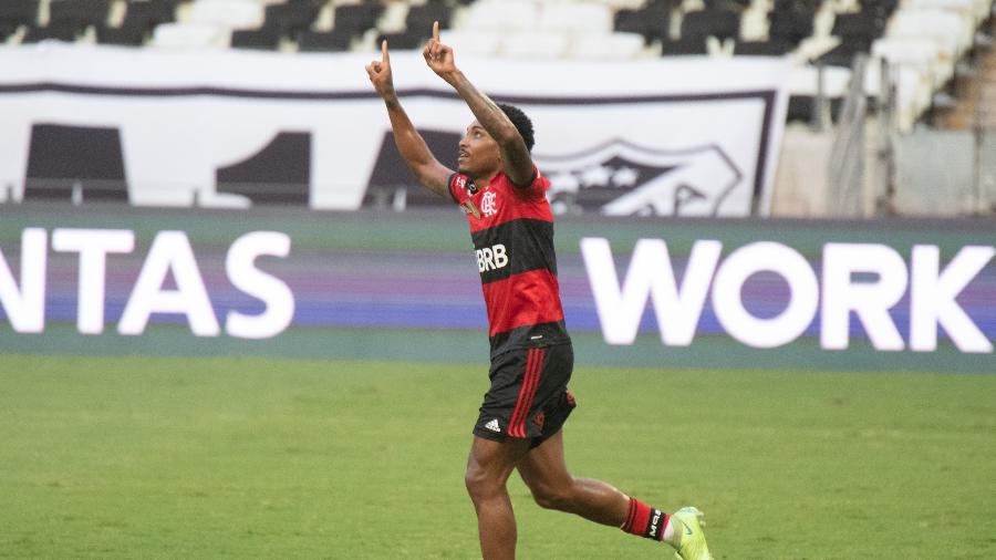 Vitinho comemora gol marcado pelo Flamengo contra o Ceará - KELY PEREIRA/AGIF - AGÊNCIA DE FOTOGRAFIA/ESTADÃO CONTEÚDO
