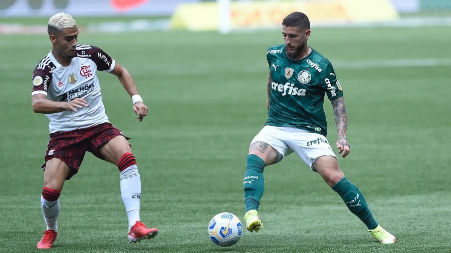 Ze Rafael e Andreas Pereira em ação durante a partida entre Palmeiras e Flamengo, pelo Brasileirão 2021 - Staff Images