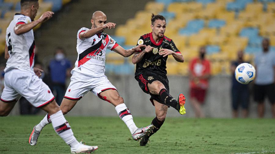 Michael jogador do Flamengo chuta para marcar seu gol durante partida contra o Atlético-GO no estádio Maracanã pelo Campeonato Brasileiro A 2021. - Jorge Rodrigues/AGIF