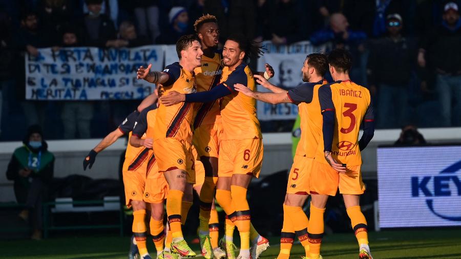 Jogadores da Roma comemoram gol sobre a Atalanta no Italiano - MIGUEL MEDINA / AFP