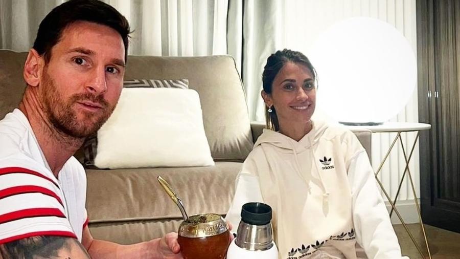 Messi postou uma foto com sua esposa, Antonella Roccuzzo, nas redes sociais tranquilizando os fãs  - Reprodução