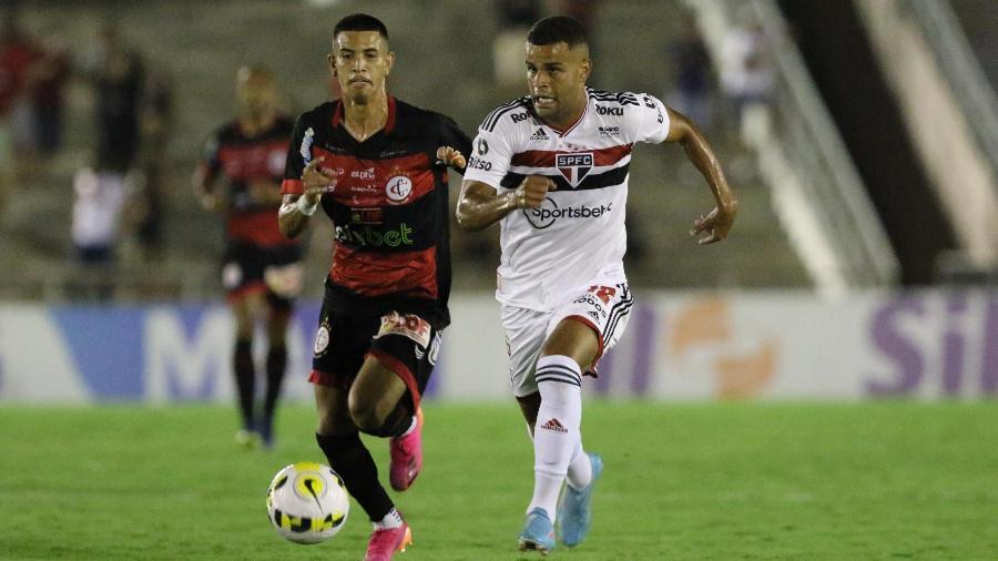 Alisson, do São Paulo, tenta a jogada na partida contra o Campinense, pela Copa do Brasil - MARLON COSTA/FUTURA PRESS/FUTURA PRESS/ESTADÃO CONTEÚDO