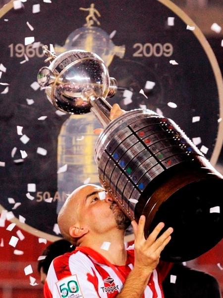 Verón beija taça da Libertadores da América pelo Estudiantes, em 2009 (time tem quatro títulos da Libertadores e está apenas no pote 4) - Reuters