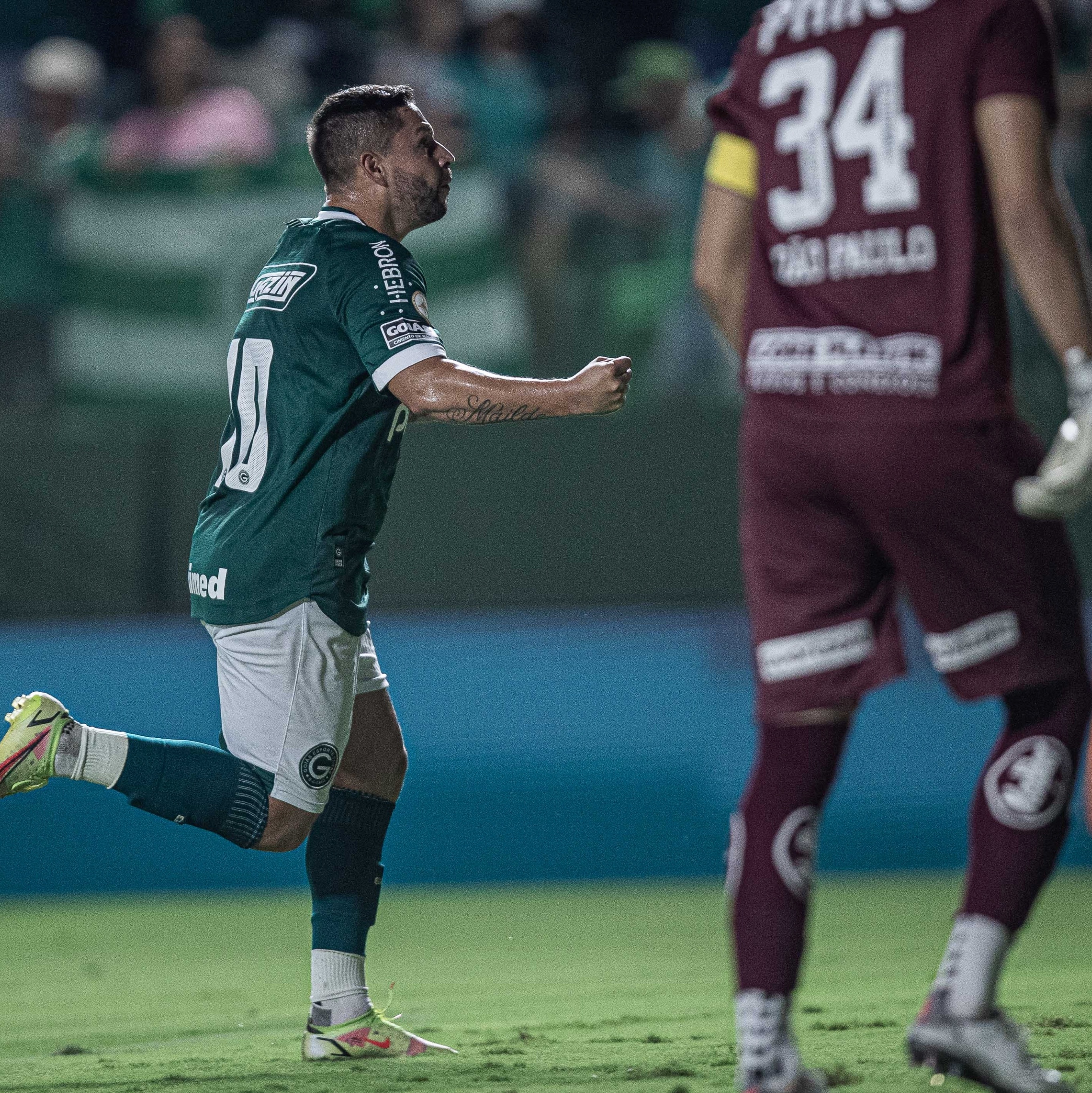 Santos vence Goiás em jogo maluco, encerra jejum e se afasta do Z4