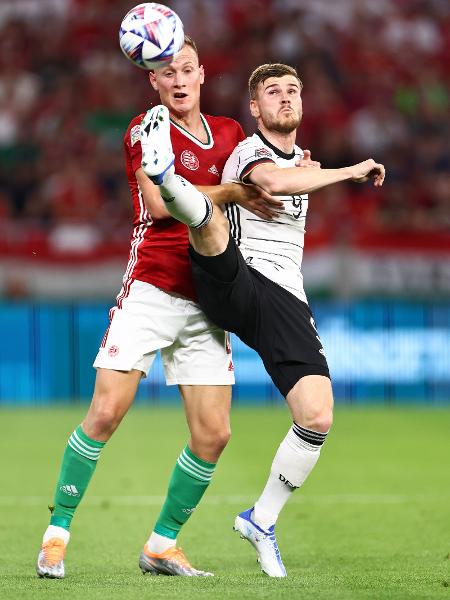 Jogadores de Hungria e Alemanha brigam pela bola durante jogo da Liga das Nações - Robbie Jay Barratt - AMA/Getty Images