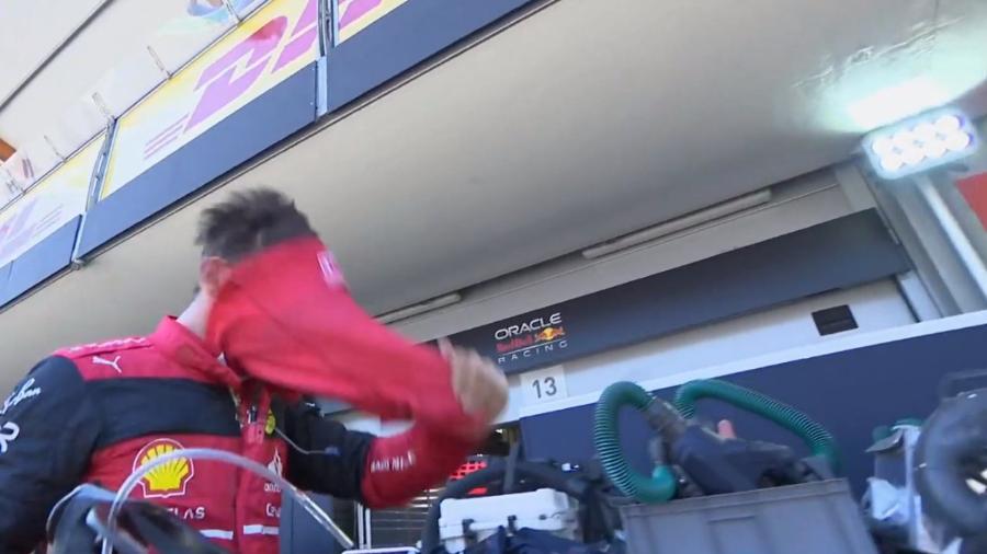 Charles Leclerc retorna aos boxes da Ferrari após abandonar o GP do Azerbaijão - Reprodução/F1TV