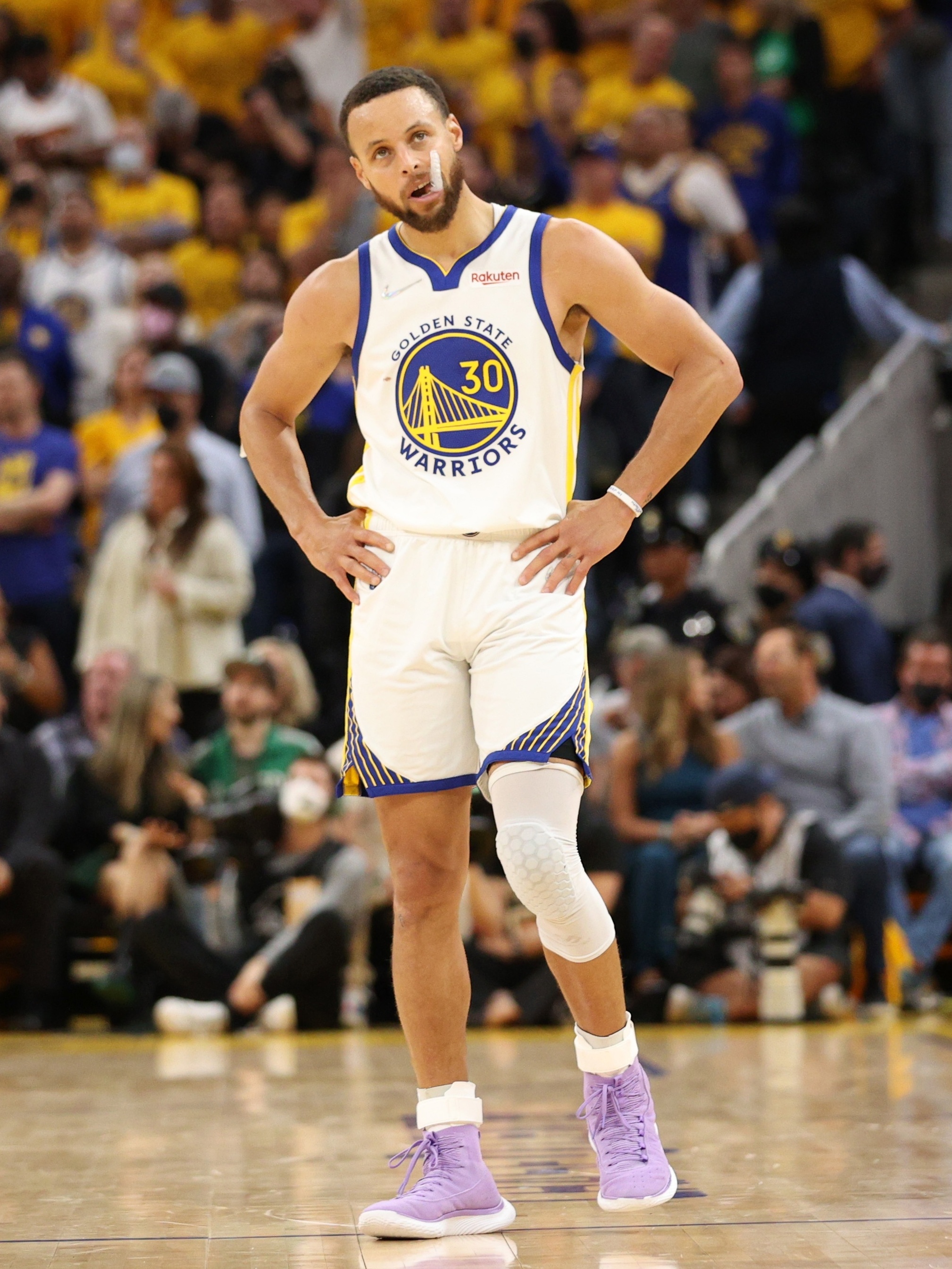 Curry faz história e se torna o primeiro jogador a fazer 500 bolas de três  em playoffs da NBA - ISTOÉ Independente