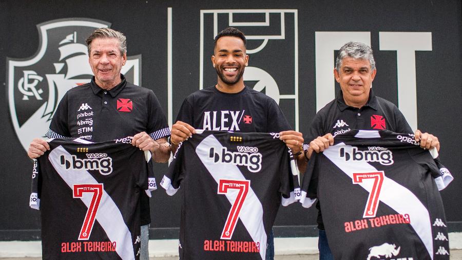 Jorge Salgado (presidente do Vasco), Alex Teixeira e Carlos Brazil (gerente) formam "777" com camisas do atacante - Daniel Ramalho / Vasco