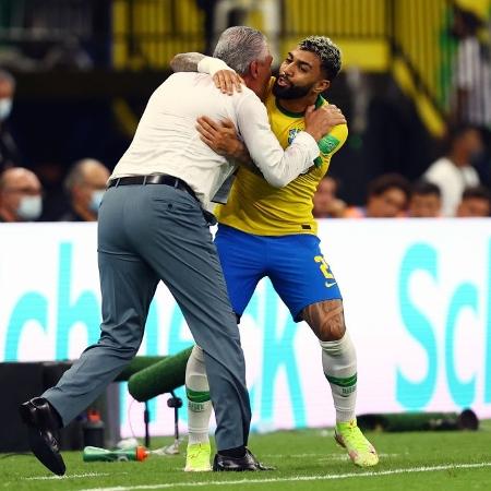 Tite e Gabigol se abraçam após o atacante marcar contra o Uruguai, pelas Eliminatórias Sul-Americanas - Buda Mendes/Getty