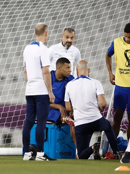 Mbappé é atendido durante treinamento da França - BENOIT TESSIER/REUTERS