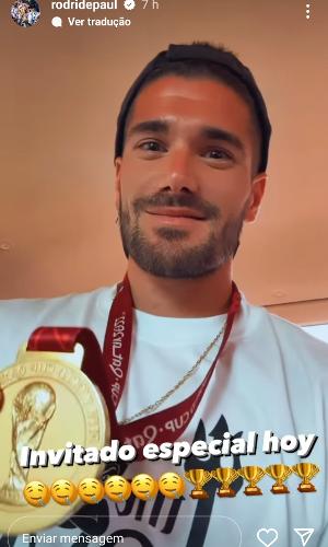 Rodrigo De Paul mostra a medalha de ouro da Copa do Mundo