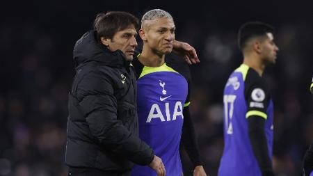 Richarlison sofre nova lesão e sai de campo chorando em jogo do Tottenham